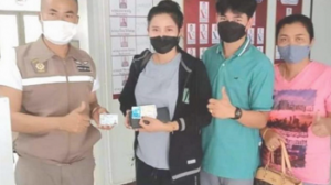 งูใหญ่ให้กำไลข้อมือ